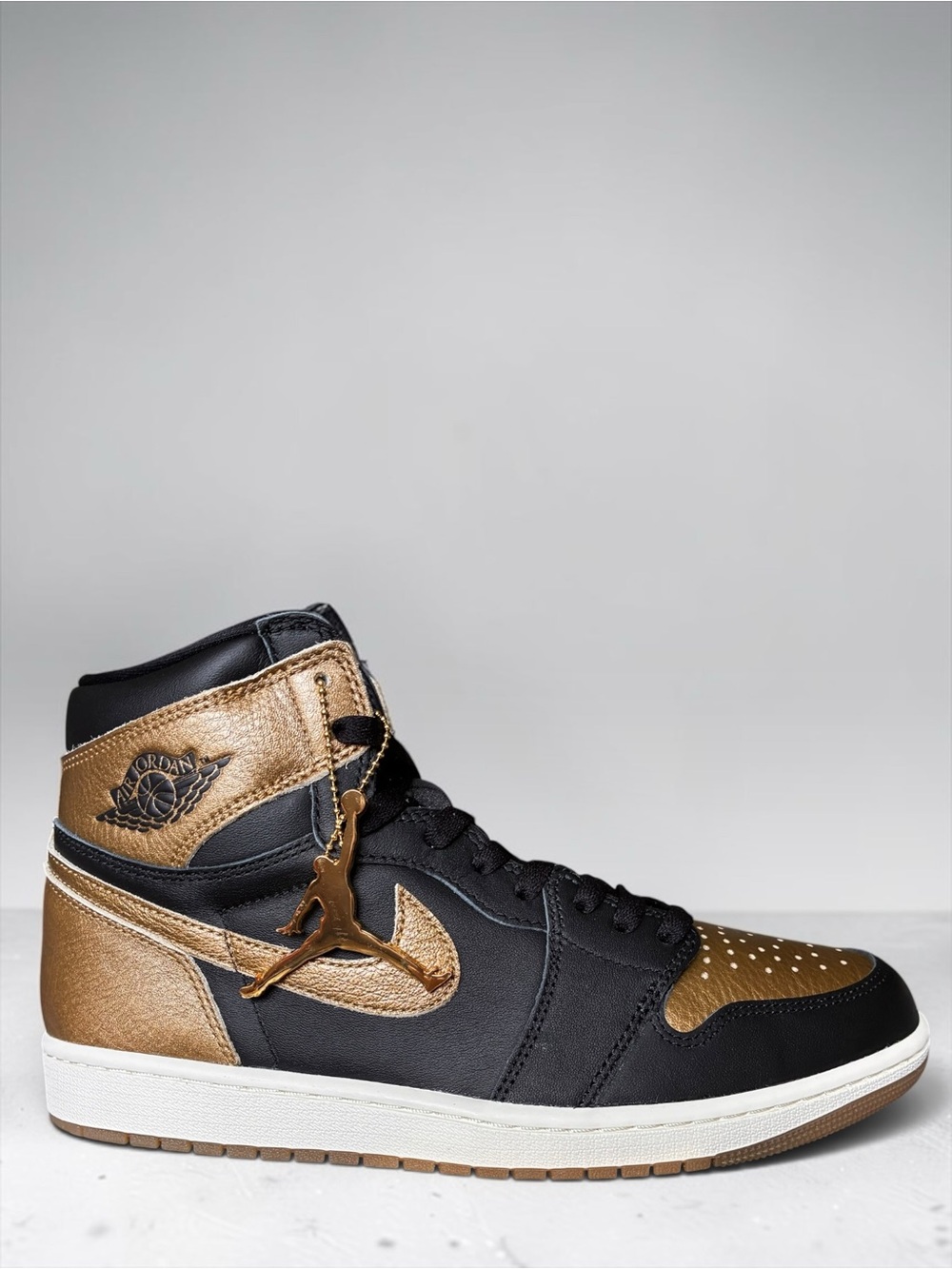 Air Jordan 1 Retro High OG "Black Metallic Gold" Size 11 Men Brand New